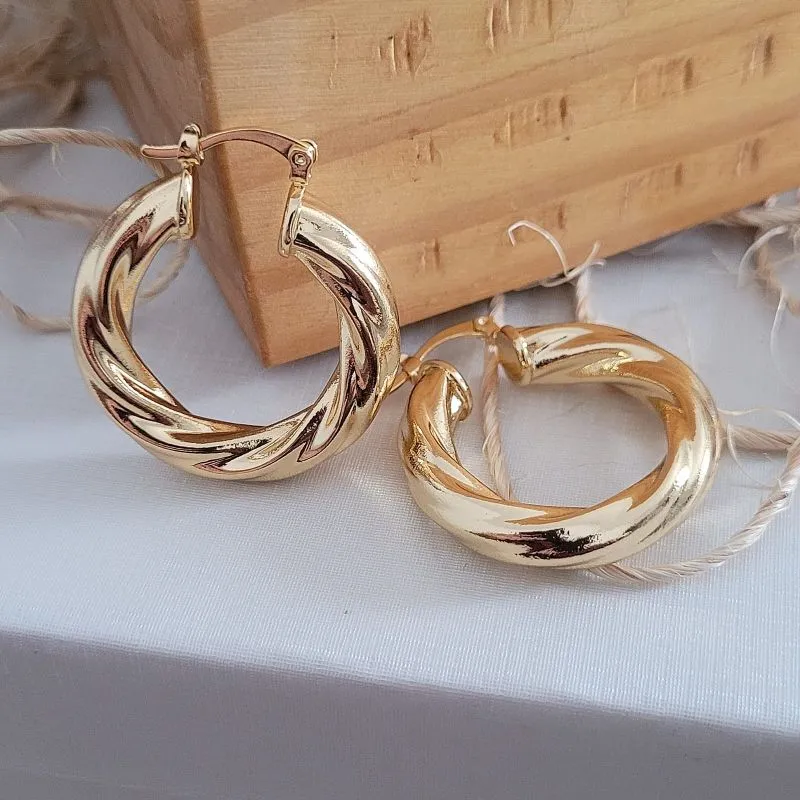 brinco ouro argola tubo torcido