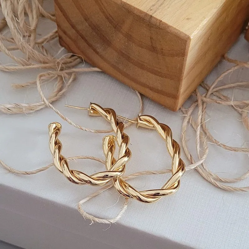 brinco ouro argola tubo torcido oval