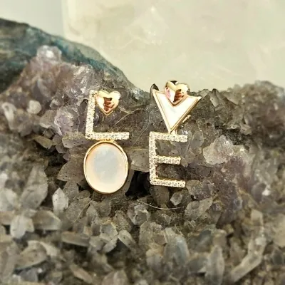 brinco ouro assimétrico escrita love cravejado zircônias e madrepérola