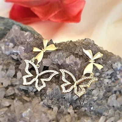 brinco ouro borboleta cravejada pendurada em base lisa de laço