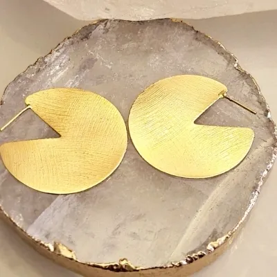 brinco ouro chapado textura circulo cortado estilo pac man