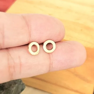 brinco ouro circulo pequeno vazado borda grossa