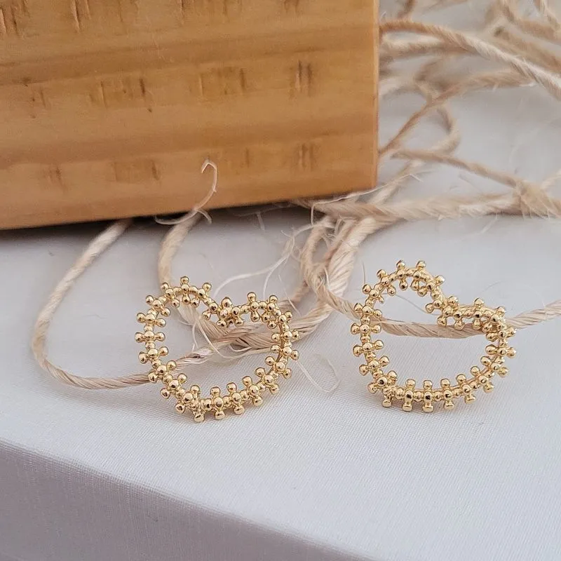 brinco ouro coração com bolinhas vazado