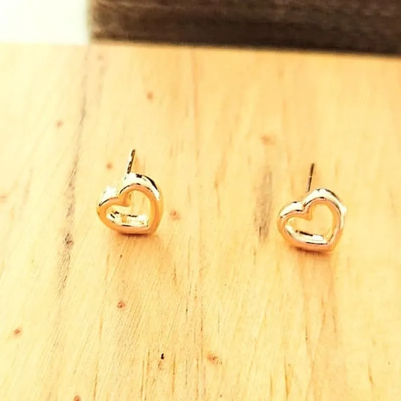 brinco ouro coração liso vazado pequeno