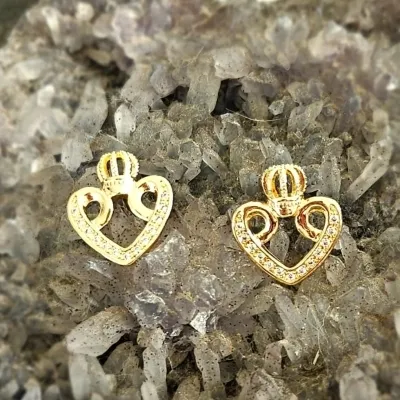 brinco ouro coraçao vazado cravejado com coroa no meio