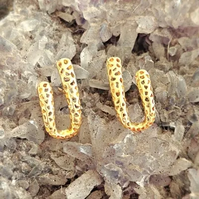 brinco ouro curvo forma U com vários vazados