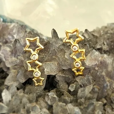 brinco ouro ear cuff liso 3 estrelas vazadas intercaladas com ponto de luz