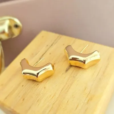 Brinco ouro ear hook liso com pontas