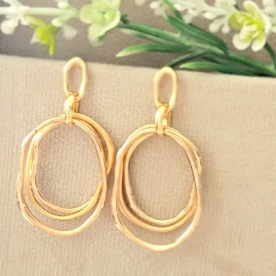 Brinco ouro elos com 3 argolas retangulares