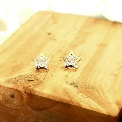 brinco ouro estrela com ponto de luz no meio
