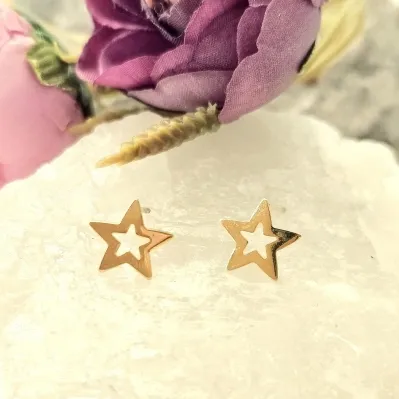 brinco ouro estrela lisa vazada pequena