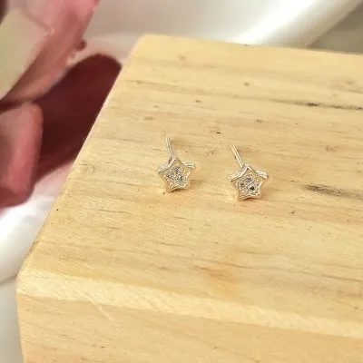 brinco ouro estrela médio cravejada