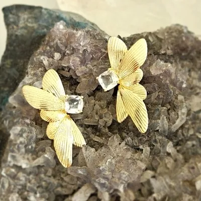 brinco ouro flor lateral com cristal Lady Gaga