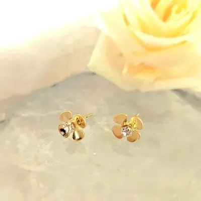 brinco ouro flor lisa com meio zircônia