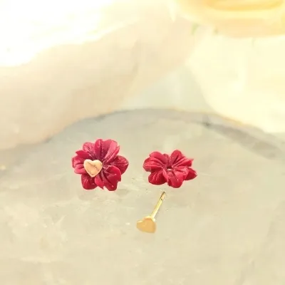 brinco ouro flor resina vermelha meio coração