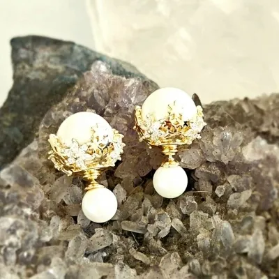 brinco ouro inspires dior perola menor na frente e maior atras com flores no ouro e navetes cristal