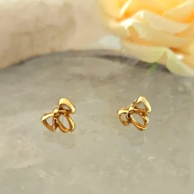 brinco ouro laço liso e vazado pontas curvas