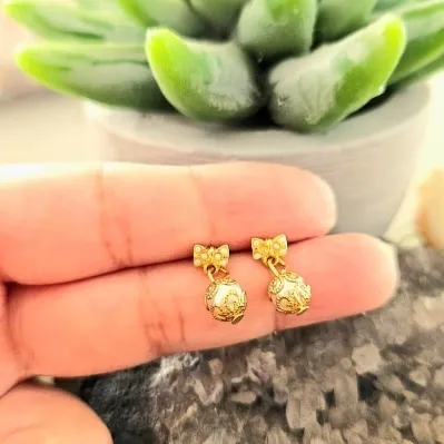 brinco ouro laço perolas cravejadas com 1 perola pendurada trabalhada