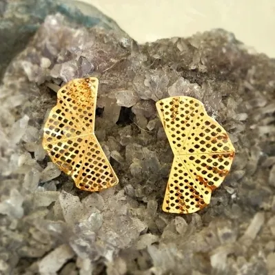 brinco ouro leque furadinhos losango