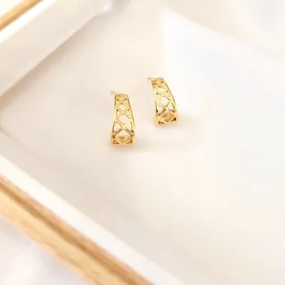 brinco ouro liso 3 losangos vazados abraça orelha