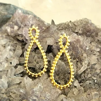 brinco ouro liso gota vazada toda bolinhas