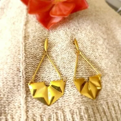 brinco ouro max pendurado ponta seta 4 tiangulos