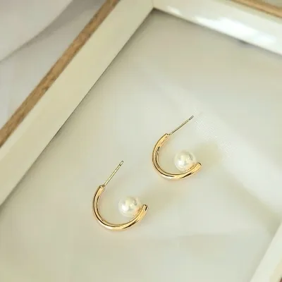 brinco ouro meia argola com perola no meio