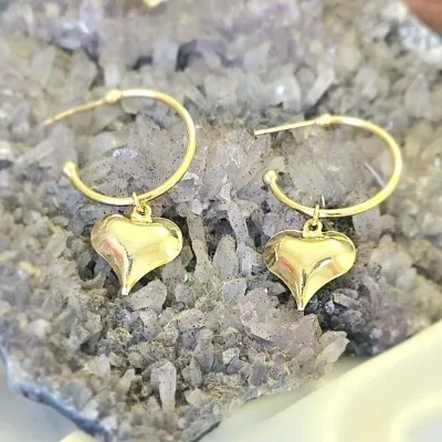 brinco ouro meia argola e coração pendurado