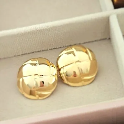 Brinco ouro meia bola detalhada