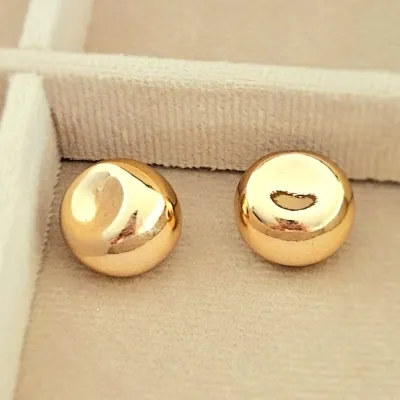 Brinco ouro meia bola metade gordinha metade amassada
