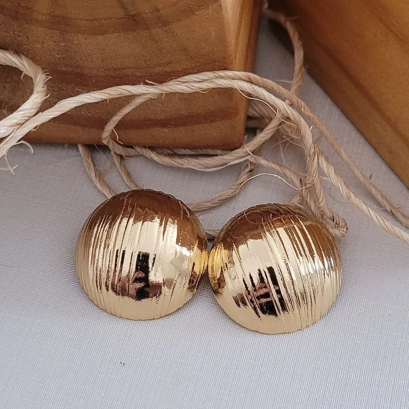 brinco ouro meia bola riscada