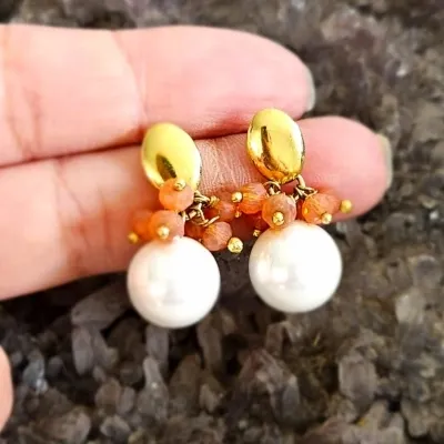 brinco ouro oval chapada com 1 perola pendurada + varias bolinhas coral penduradas em volta
