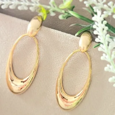 Brinco ouro oval liso e base fosca