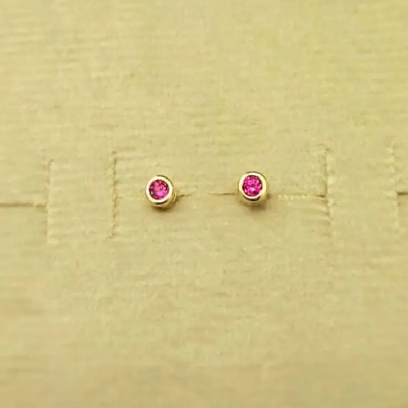 brinco ouro ponto de luz pequeno rosa com base em volta