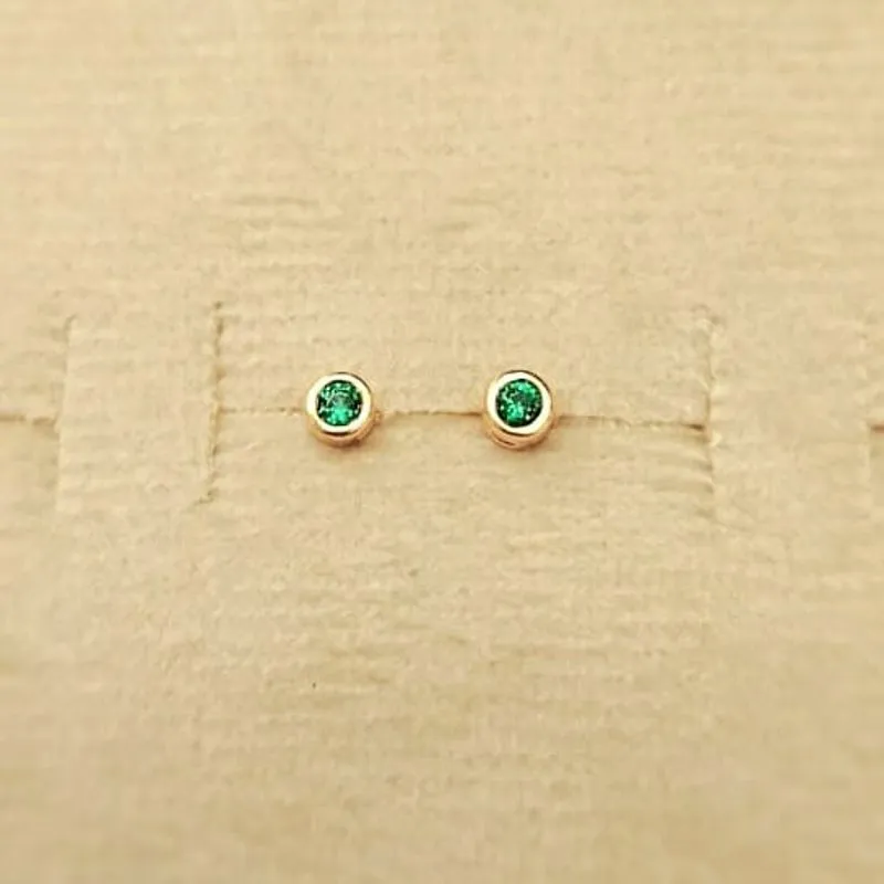 brinco ouro ponto de luz pequeno verde esmeralda com base em volta