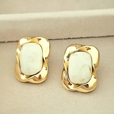 Brinco ouro quadrado detalhado esmaltado