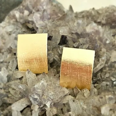 brinco ouro retangulo chapado curvo texturizado