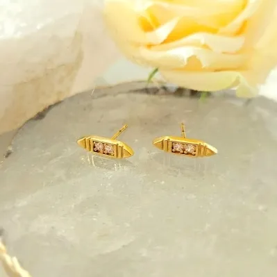 brinco ouro retângulo com duas zircônias e dois triângulos lisos