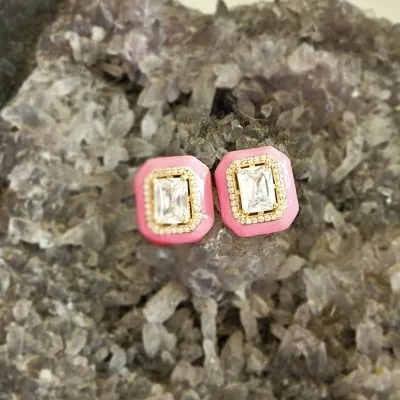 brinco ouro retângulo esmaltado rosa com cristal rosa