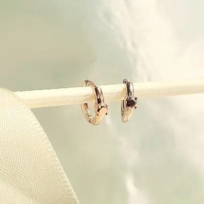 brinco ouro rose executivo mini liso com um pontinho de luz zirconia rose