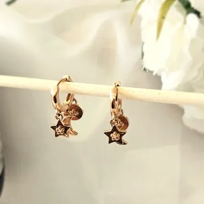 brinco ouro rose executivo pequeno com estrela lua e bolinha pendurados