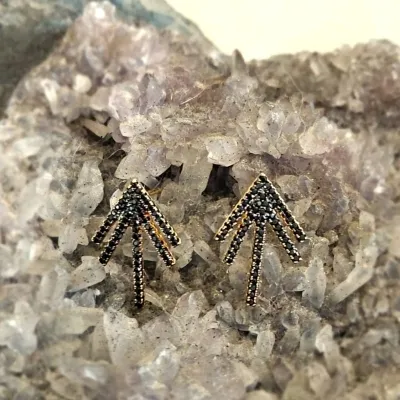 brinco ouro seta 5 pontas cravejado zirconias negras