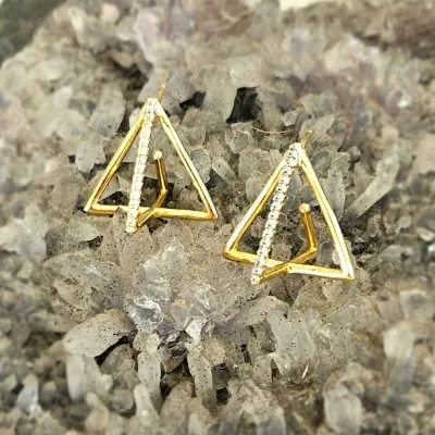 brinco ouro triangulo 3d com uma lateral zirconias