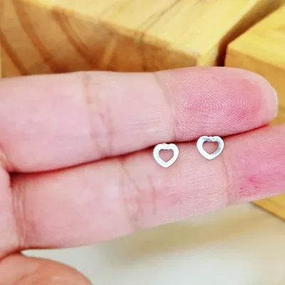 brinco prata coração vazado mini