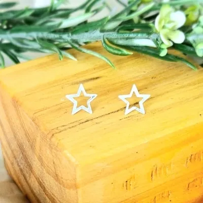 Brinco prata estrela lisa vazada