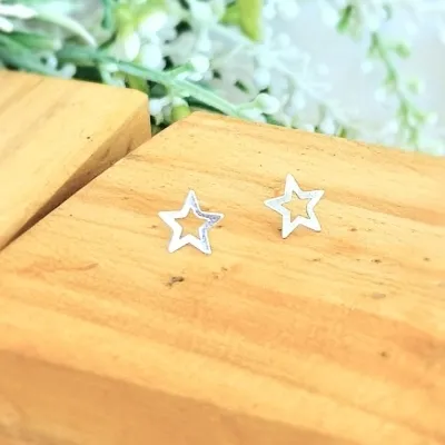 brinco prata estrela lisa vazada borda grossa