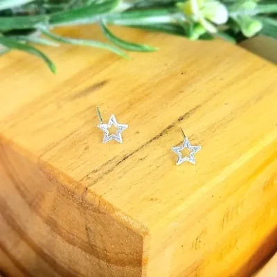 Brinco prata estrela lisa vazada mini
