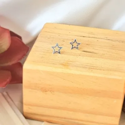 Brinco prata estrela lisa vazada pequena