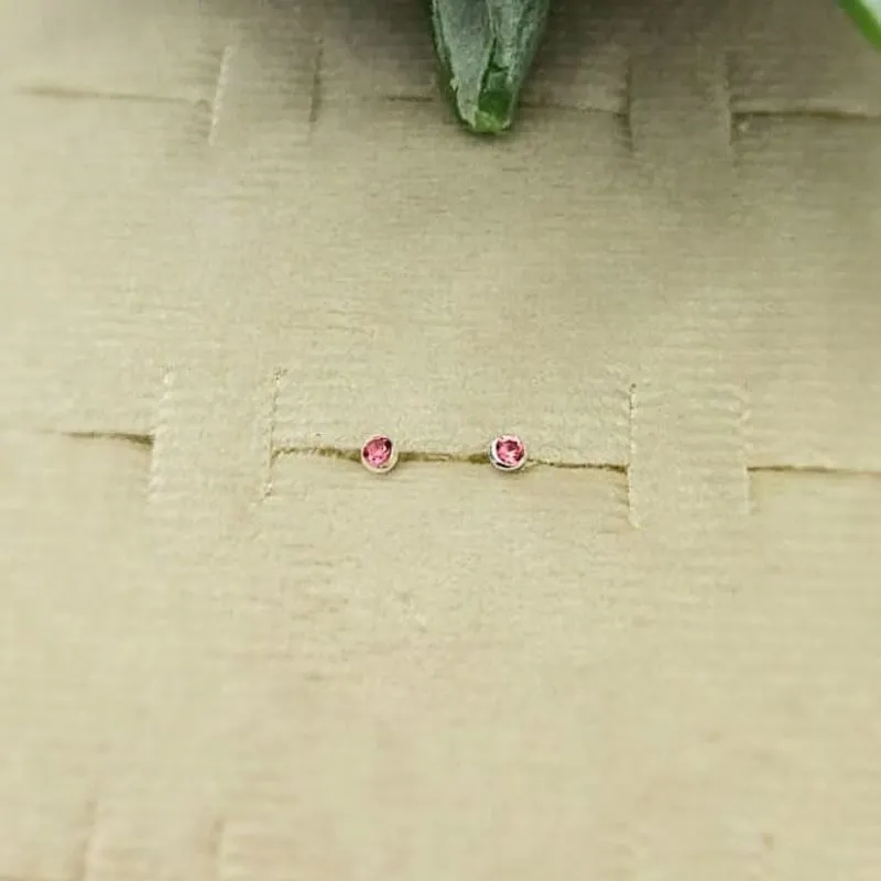 brinco prata ponto de luz rosa escuro mini com borda