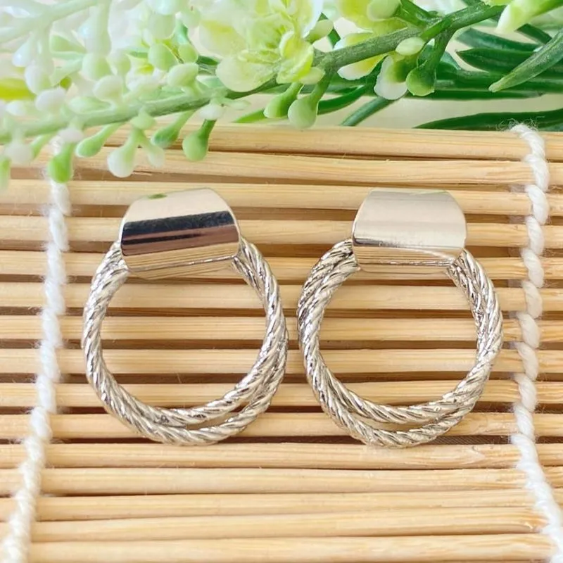 brinco rodio 2 círculos com aros torcidos